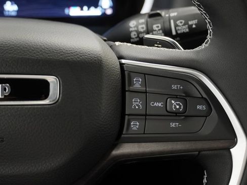 Used 2025 Jeep Grand Cherokee Limited AWD/4WD image 27