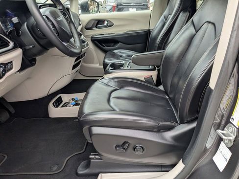 Used 2023 Chrysler Pacifica Touring-L image 10