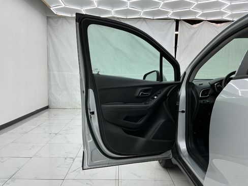 Used 2018 Chevrolet Trax LS FWD image 18