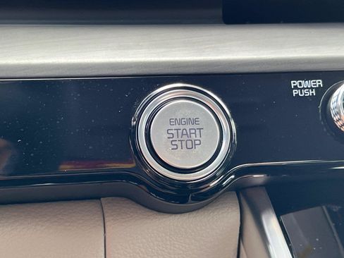 Used 2024 Kia Carnival EX FWD image 31