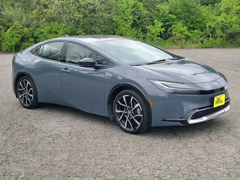 Used 2024 Toyota Prius Prime FWD image 3