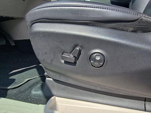 Used 2023 Chrysler Pacifica Touring-L FWD image 11
