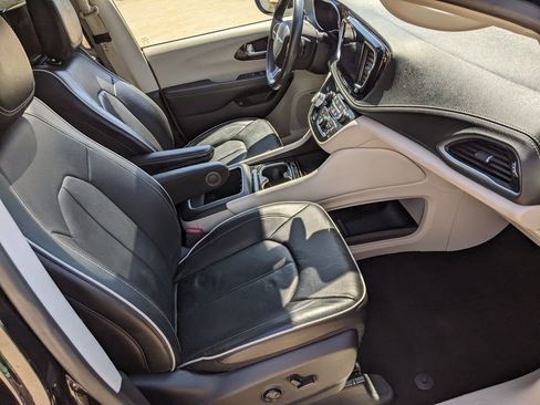 Used 2022 Chrysler Pacifica Limited w/ Uconnect Theater Family Group FWD image 21
