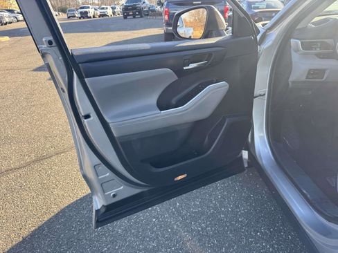 Certified 2022 Toyota Highlander XLE image 16