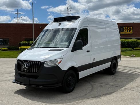 Used 2019 Freightliner Sprinter 3500 RWD image 3