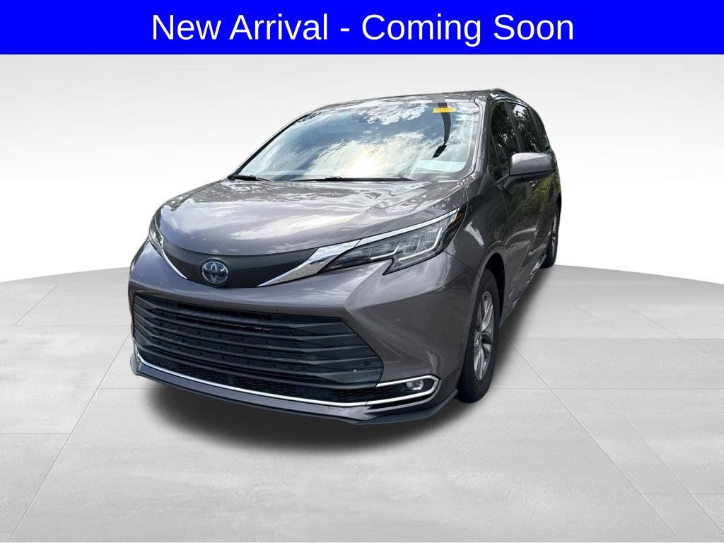 Used 2021 Toyota Sienna XLE FWD image 2