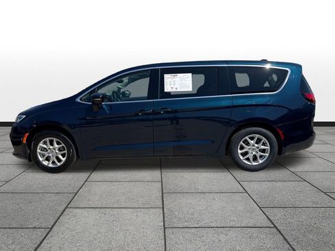 Used 2023 Chrysler Pacifica Touring-L image 3
