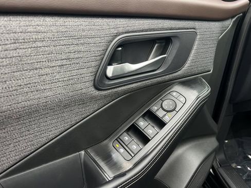 Used 2023 Nissan Rogue SV image 11