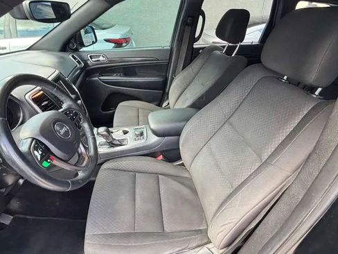Used 2019 Jeep Grand Cherokee Laredo AWD/4WD image 9