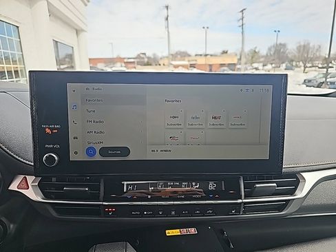 Used 2025 Toyota Sienna image 18