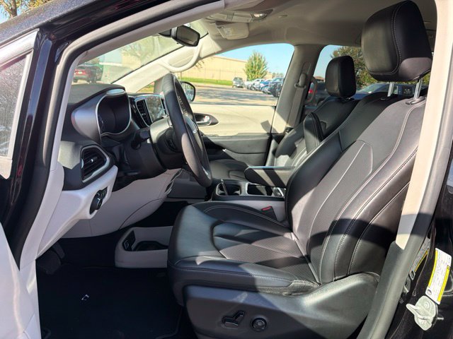 Used 2024 Chrysler Pacifica Touring-L FWD image 16