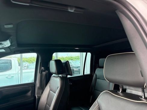 Used 2022 GMC Yukon XL SLT w/ SLT Luxury Package AWD/4WD image 12