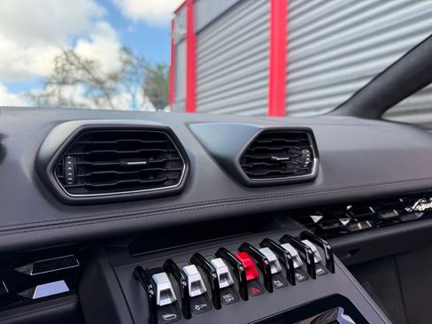Used 2021 Lamborghini Huracan EVO image 25