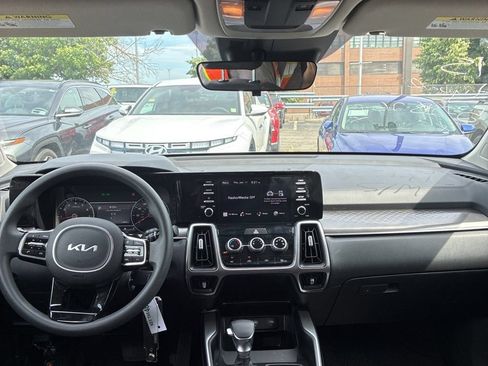Used 2023 Kia Sorento LX AWD/4WD image 3
