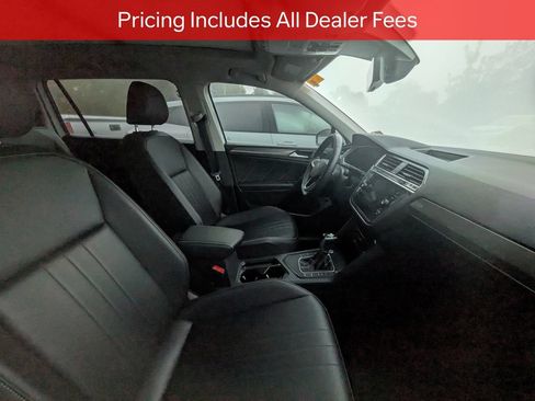 Used 2022 Volkswagen Tiguan SE w/ Panoramic Sunroof Package FWD image 9