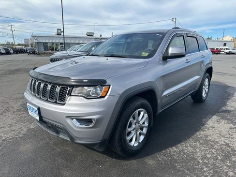 Used 2021 Jeep Grand Cherokee Laredo image 3
