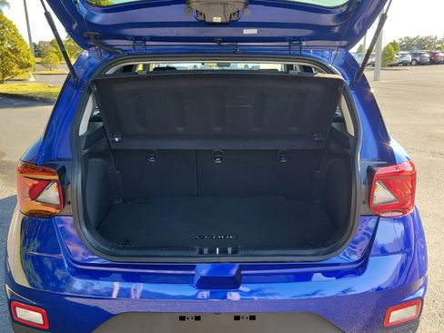 Used 2023 Hyundai Venue Limited image 11