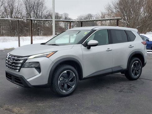 Used 2025 Nissan Rogue SV image 3