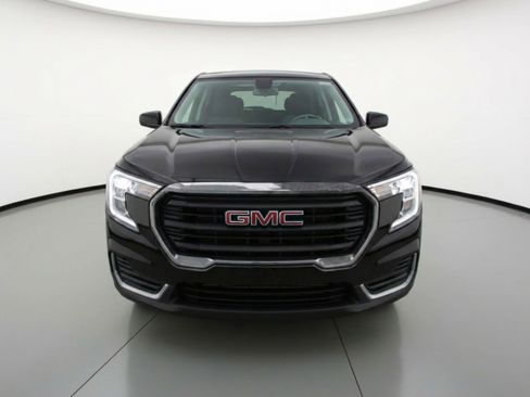 Used 2024 GMC Terrain SLE image 2