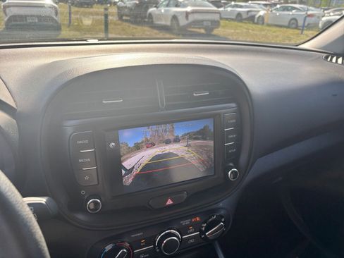 Used 2025 Kia Soul LX w/ LX Technology Package FWD image 23