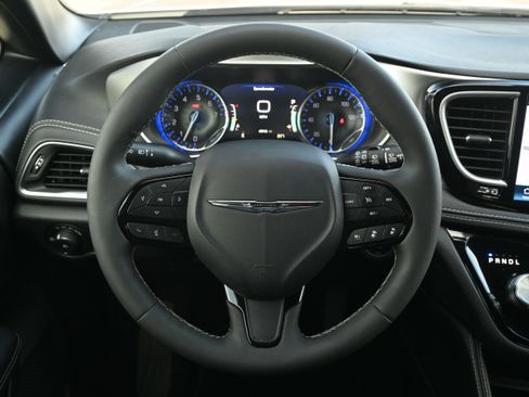 Used 2024 Chrysler Pacifica Limited w/ S Appearance Package image 21