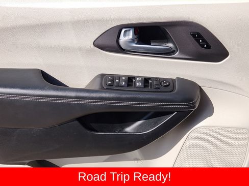 Used 2024 Chrysler Pacifica Touring-L FWD image 30