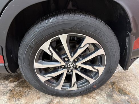 Used 2022 Toyota Corolla Cross XLE w/ Convenience Package image 7