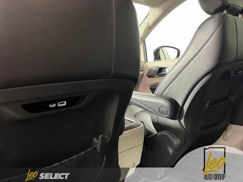 Used 2024 Chrysler Pacifica Touring-L AWD/4WD image 31