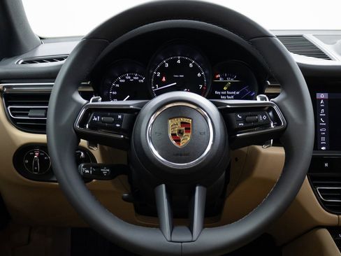 Certified 2025 Porsche Macan image 14