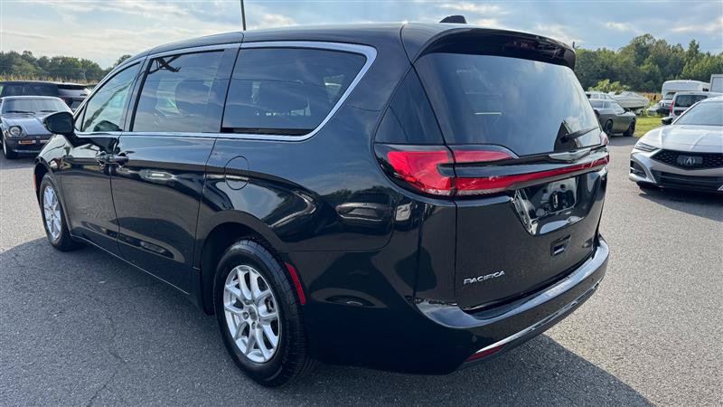 Used 2024 Chrysler Pacifica Touring FWD image 16