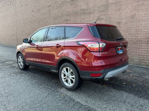 Used 2017 Ford Escape SE image 3