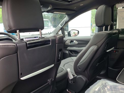 New 2023 Chrysler Pacifica Limited w/ Uconnect Theater Family Group image 38