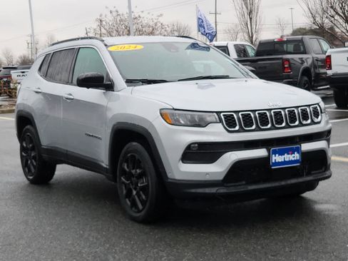 Used 2024 Jeep Compass Latitude image 2