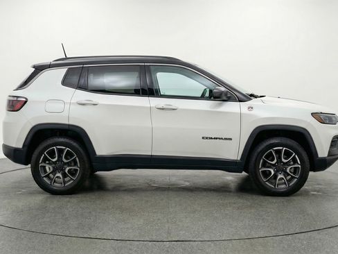 Used 2025 Jeep Compass Trailhawk image 11