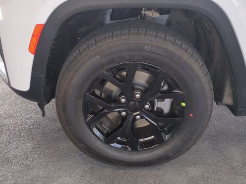 New 2026 Jeep Grand Cherokee Altitude image 11