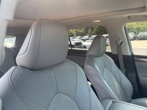 Used 2022 Toyota Highlander Platinum AWD/4WD image 7