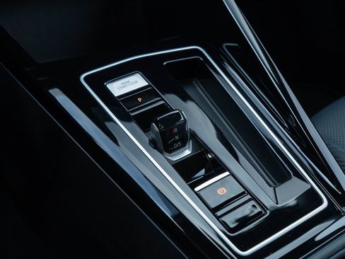 Used 2024 Volkswagen Golf R 2.0T image 25