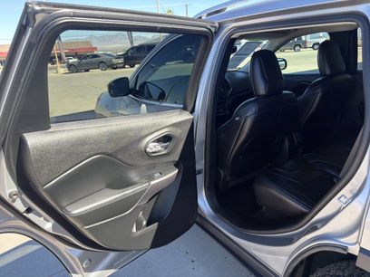 Used 2019 Jeep Cherokee Latitude Plus w/ Comfort/Convenience Group