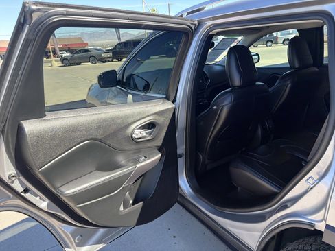 Used 2019 Jeep Cherokee Latitude Plus w/ Comfort/Convenience Group image 1