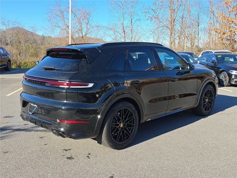 Used 2024 Porsche Cayenne image 3