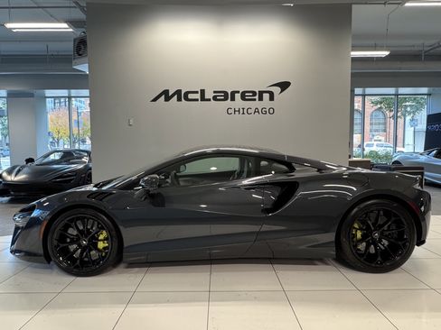 Used 2023 McLaren Artura image 2