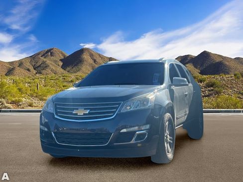 Used 2016 Chevrolet Traverse LT w/ Style and Technology Package FWD image 2