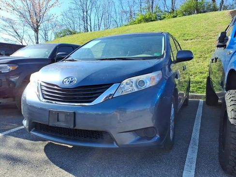 Used 2014 Toyota Sienna LE image 1