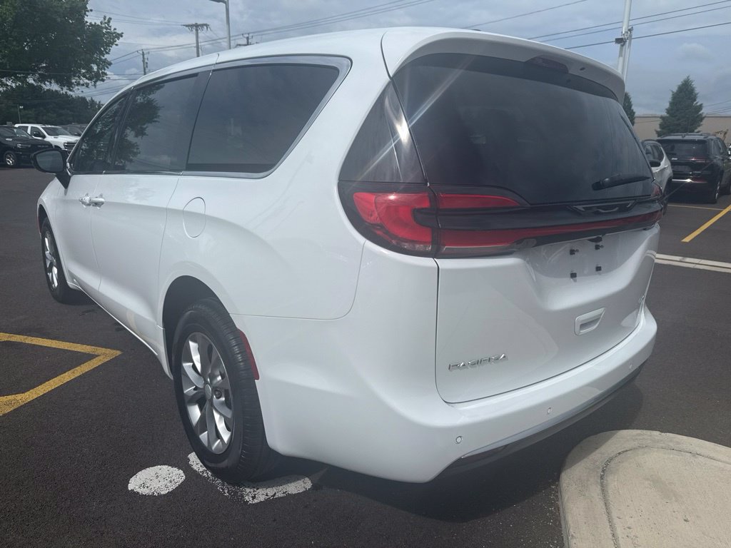 New 2027 Chrysler Pacifica Select AWD/4WD image 6