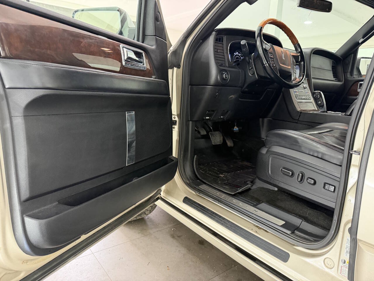 Used 2017 Lincoln Navigator L Select AWD/4WD image 32