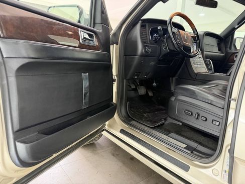 Used 2017 Lincoln Navigator L Select AWD/4WD image 32