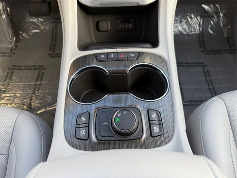 Used 2022 GMC Acadia SLT w/ Technology Package image 15