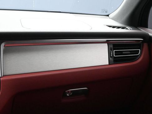 Used 2024 Porsche Macan AWD/4WD image 22
