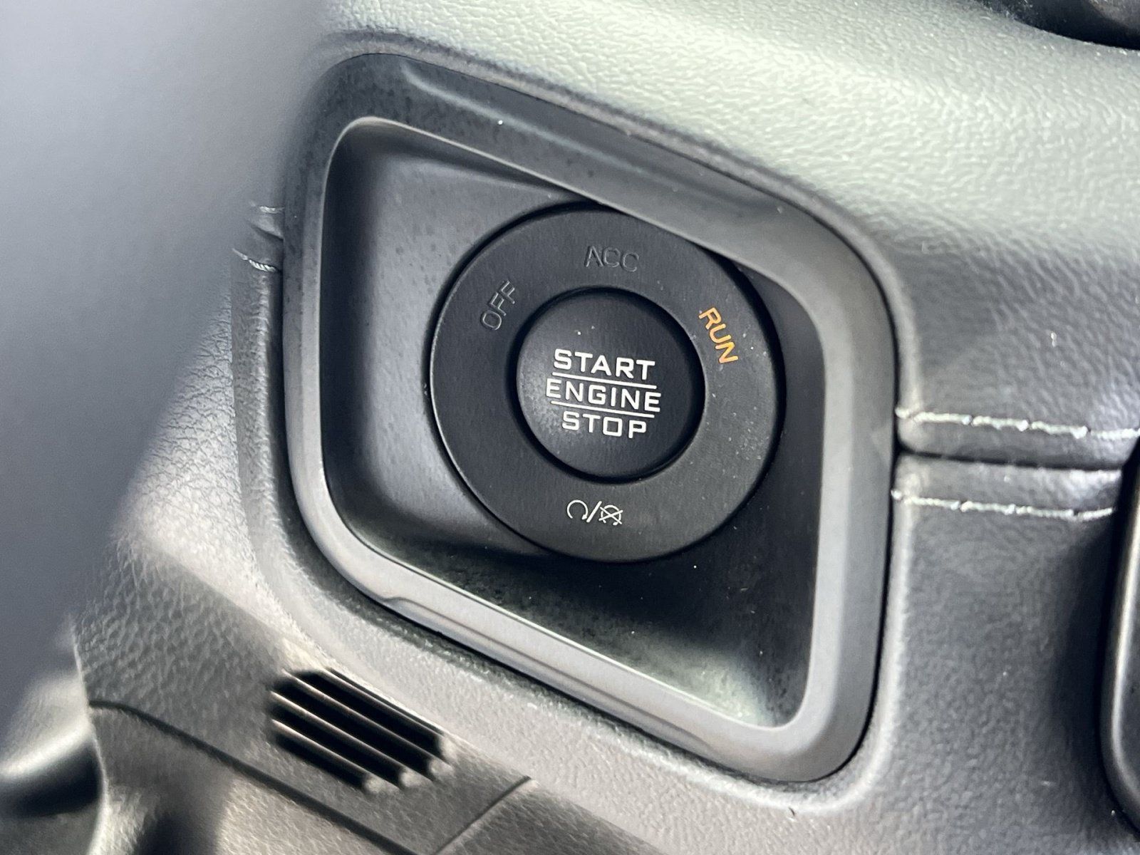 Used 2024 Jeep Wrangler Unlimited Sahara AWD/4WD image 39