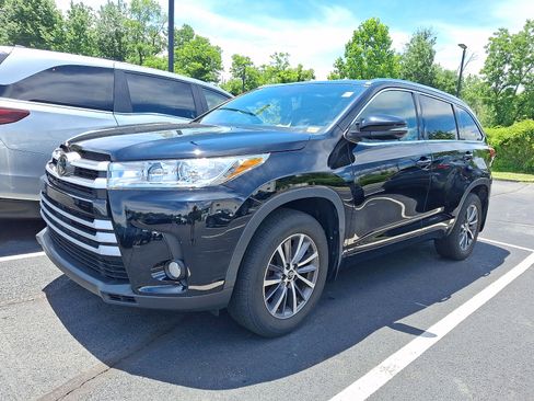 Used 2017 Toyota Highlander XLE AWD/4WD image 2